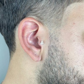 Piercing Masculino em Prata 925 - Triangulo Cravejado